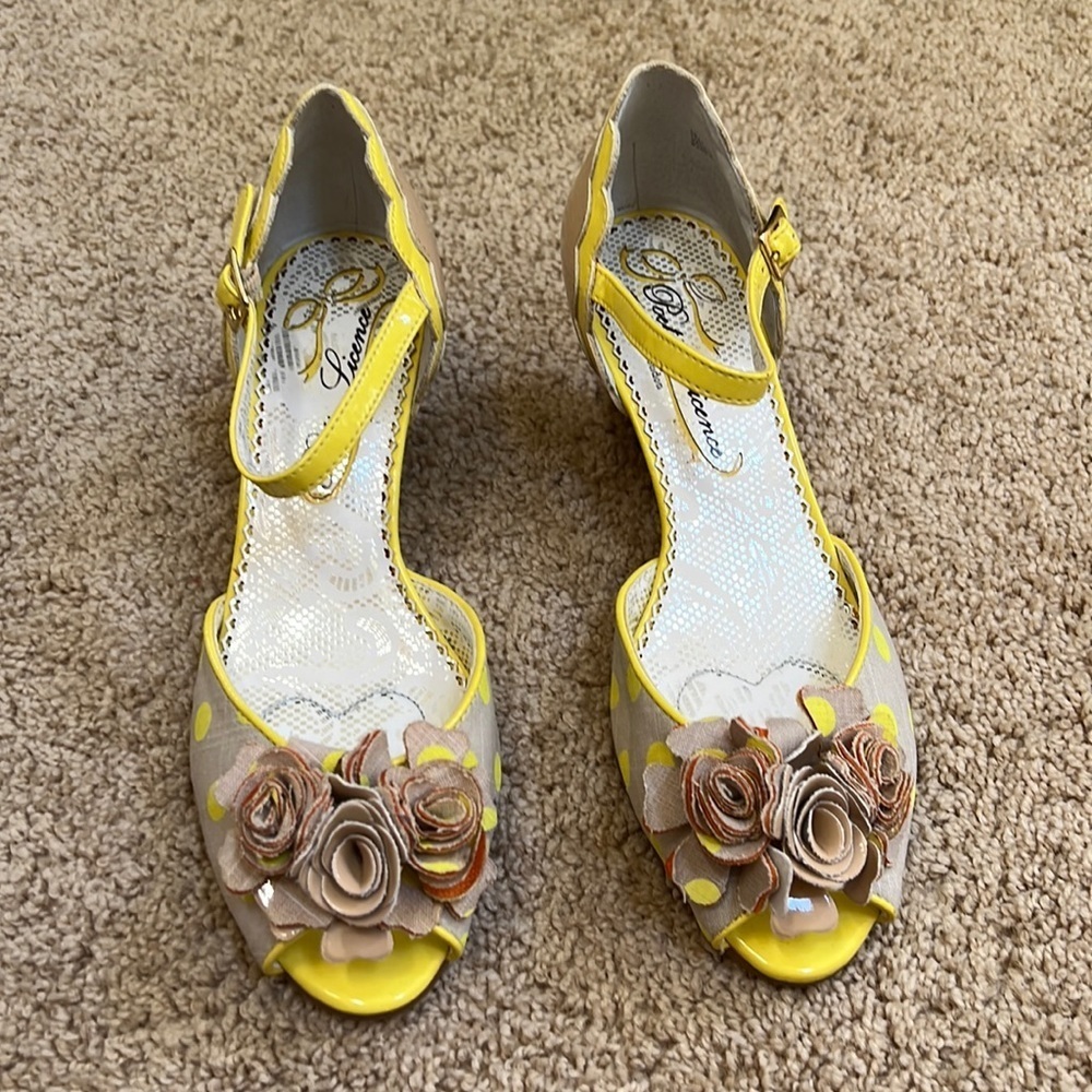 New! POETIC LICENSE Size 7 yellow crazy daisy scalloped polka dot wedge sandals